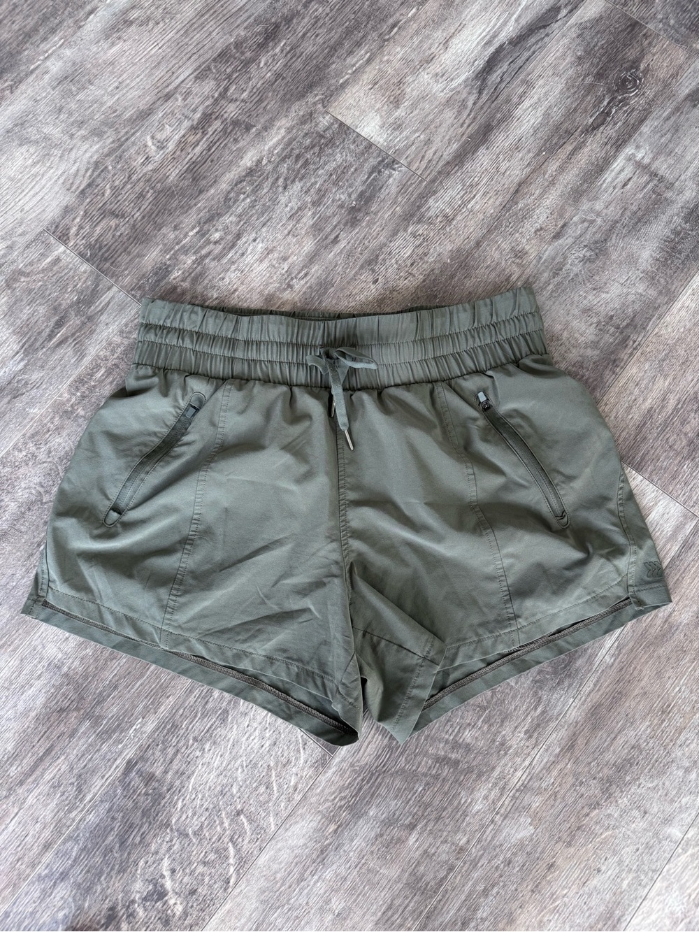 All in Motion stretch woven mid rise shorts 4" - Olive - Picture 2 of 5
